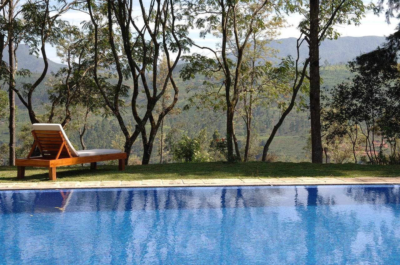 swimming-pool-2386258_1280